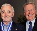 Charles Aznavour décoré de l'Ordre National du Québec par le premier ministre Jean Charest à Montréal
