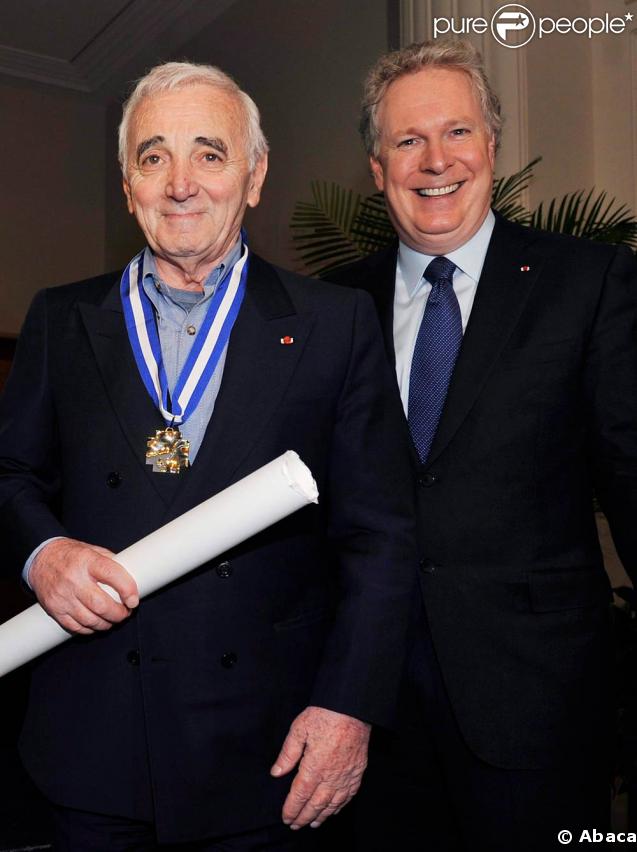 Charles Aznavour décoré de l'Ordre National du Québec par le premier ministre Jean Charest à Montréal