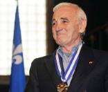 Charles Aznavour décoré de l'Ordre National du Québec par le premier ministre Jean Charest à Montréal