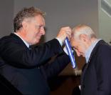 Charles Aznavour décoré de l'Ordre National du Québec par le premier ministre Jean Charest à Montréal