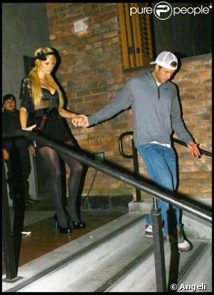 Paris Hilton et son amoureux Doug Reinhardt à la sortie du club Edgewood à Hollywood le 27 avril 2009 