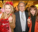 Julie Depardieu et Victoria Abril entourent Diego della Valle à la soirée Tod's donnée le 28 avril 2009, rue du Faubourg St Honoré.
