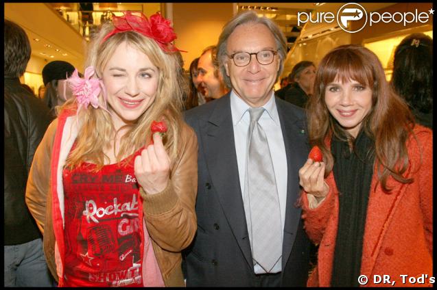 Julie Depardieu et Victoria Abril entourent Diego della Valle à la soirée Tod's donnée le 28 avril 2009, rue du Faubourg St Honoré.