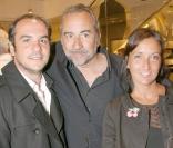 Antoine Duléry avec Monsieur et Madame François-Xavier Demaison à la soirée Tod's donnée le 28 avril 2009, rue du Faubourg St Honoré.