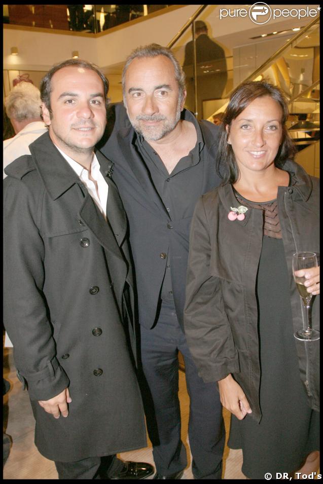 Antoine Duléry avec Monsieur et Madame François-Xavier Demaison à la soirée Tod's donnée le 28 avril 2009, rue du Faubourg St Honoré.