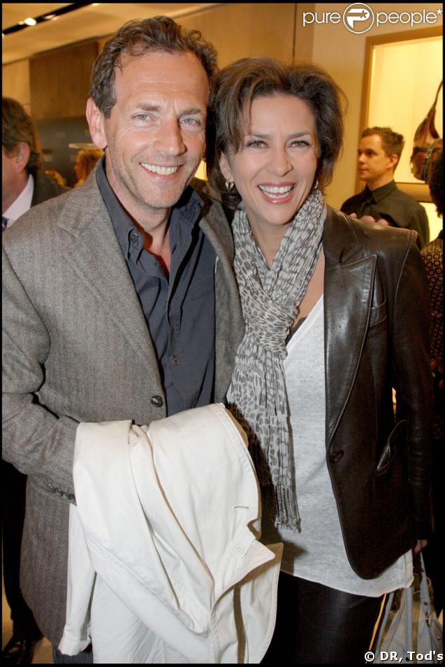 Corinne Touzet et Stéphane Freiss à la soirée Tod's donnée le 28 avril 2009, rue du Faubourg St Honoré.
