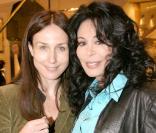 Elsa Zylberstein et Yamina Benguigui à la soirée Tod's donnée le 28 avril 2009, rue du Faubourg St Honoré.