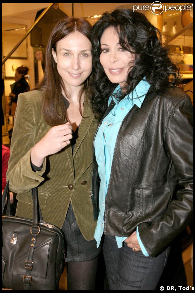 Elsa Zylberstein et Yamina Benguigui à la soirée Tod's donnée le 28 avril 2009, rue du Faubourg St Honoré.