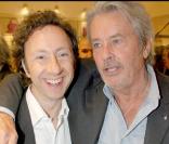 Stéphane Bern et Alain Delon lors de la soirée Tod's organisée le 28 avril 2009, rue du Faubourg St Honoré