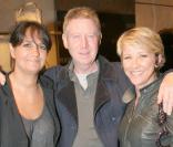 Valérie Expert et Ariane Massenet avec le réalisateur Régis Wargnier lors de la soirée Tod's organisée le 28 avril 2009, rue du Faubourg St Honoré