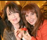 Chantal Lauby, Victoria Abril et leurs fraises, lors de la soirée Tod's organisée le 28 avril 2009, rue du Faubourg St Honoré