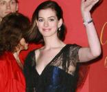 Anne Hathaway et ses jambes bien fuselées ont piqué le salut de la Reine d'Angleterre (pourtant une marque déposée), à l'occasion du 100e anniversaire de Cartier en Amérique, qui s'est tenu le 30 avril 2009, au Cartier 5th Avenue Mansion de New York 