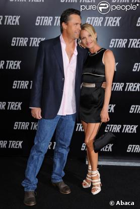 Nicollette Sheridan officialise avec son nouveau boyfriend à l'avant-première du nouvel épisode de Star Trek.