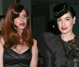 Ava Garter et une magnifique Dita von Teese, chignon devant, lors de la soirée BritWeek Fashion Show, organisée par Genlux Magazine, au Pacific Design Center de West Hollywood, à Los Angeles, le 2 mai 2009 !