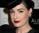 Pfff... vite de l'air... Pfff... trop belle Dita, lors de la soirée BritWeek Fashion Show, organisée par Genlux Magazine, au Pacific Design Center de West Hollywood, à Los Angeles, le 2 mai 2009 !
