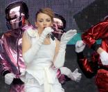 Kylie Minogue entourée de danseurs au look 