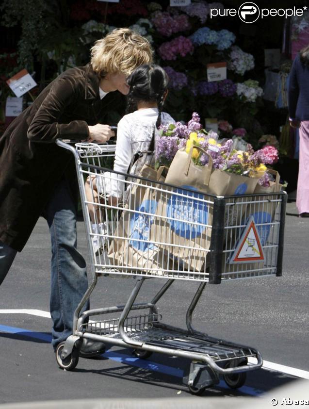 Meg Ryan et sa fille Daisy font des courses.