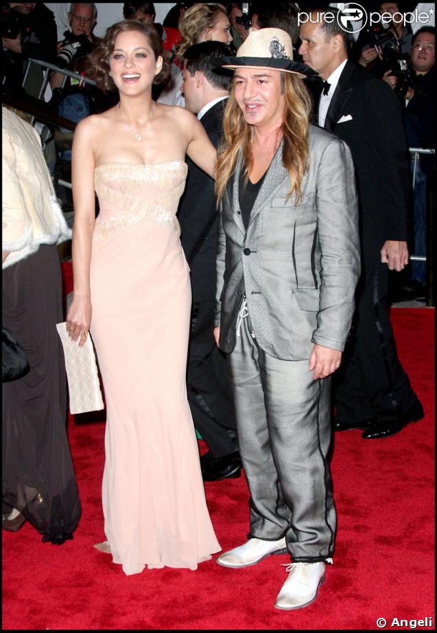 John Galliano et l'égerie du sac Lady Dior, Marion Cotillard, lors de la soirée organisée au Metropolitan Museum of Art de New York par la Costume Institute, le 4 mai 2009