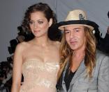 Marion Cotillard escortée par John Galliano lors de la soirée organisée au Metropolitan Museum of Art de New York par la Costume Institute, le 4 mai 2009