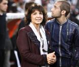 Stéphanie Fugain, femme de Michel, a donné le coup d'envoi du match de football Bordeaux-Sochaux avant-hier