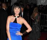 Katy Perry dans une robe bleu électrique futuriste. Pour une fois, la chanteuse avait opté pour une robe longue. 