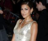 Eva Mendes portait une sublime robe Calvin Klein, marque dont elle est l'égérie.