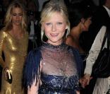 Kirsten Dunst dans une robe bleu marine très romantique  