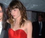 Lou Doillon est arrivée avec une magnifique robe rouge au bras d'Olivier Theyskens, le directeur artistique de la maison Nina Ricci 