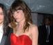 Lou Doillon est arrivée avec une magnifique robe rouge au bras d'Olivier Theyskens, le directeur artistique de la maison Nina Ricci 