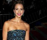  Pour une fois, elle a délaissé la collection Gérard Darel. 
 Jessica Alba portait une robe bleu électrique Jason Wu. 