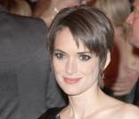 Winona Ryder dans une petite robe noire toute sage...<br />