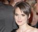 Winona Ryder dans une petite robe noire toute sage... 