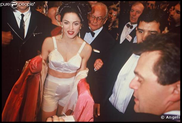 La chanteuse Madonna en deux pièces shorty et brassière conique signés Jean-Paul Gaultier ! Festival de Cannes 1991