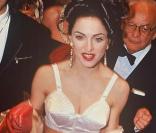 La chanteuse Madonna en deux pièces shorty et brassière conique signés Jean-Paul Gaultier ! Festival de Cannes 1991 