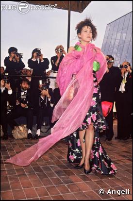 Robe indescriptible, à jeter aux oubliettes pour Sophie Marceau, lors du Festival de Cannes 1988 ! Erreur de jeunesse...