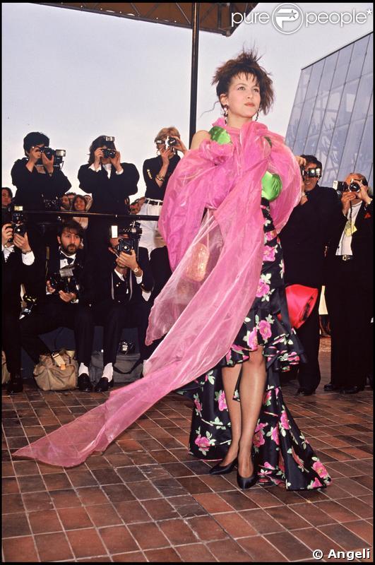 Robe indescriptible, à jeter aux oubliettes pour Sophie Marceau, lors du Festival de Cannes 1988 ! Erreur de jeunesse... 
