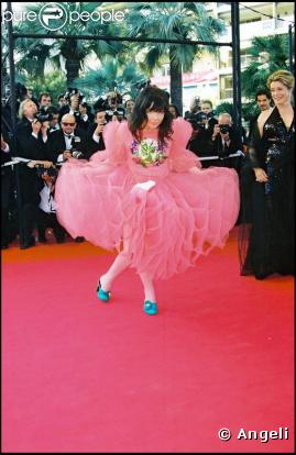 La mystérieuse chanteuse Björk, dans une robe rose tout en volume ! Affreux ! Festival de Cannes 2000