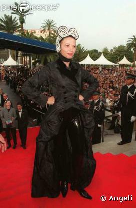 Victoria Abril, tout droit sortie du village des Amiches... Berk ! Festival de Cannes 1996