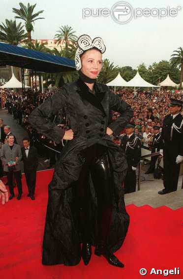 Victoria Abril, tout droit sortie du village des Amiches... Berk ! Festival de Cannes 1996 