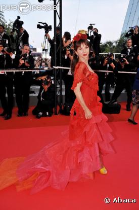 Telle une danseuse de flamenco, Victoria Abril a foulé le tapis rouge du Festival de Cannes 2008 !
