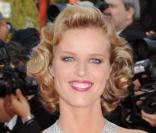 Le top Eva Herzigova, dans une tenue osée mais divine ! Lors du Festival de Cannes 2008, la belle portait une robe body uniquement recouverte d'un voile en dentelle !  