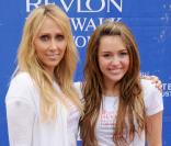 Miley Cyrus et sa mère Tish ont participé à la 12ème course EIF Revlon for women, à Los Angeles, en faveur de la lutte contre le cancer du sein