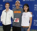 Marcia Cross et Jordana Brewster entourent un médecin lors de la 12ème course pour Revlon en faveur de la lutte contre le cancer, à Los Angeles