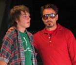 Main sur l'épaule, une forte complicité entre Robert Downey Jr. et son fiston ! 