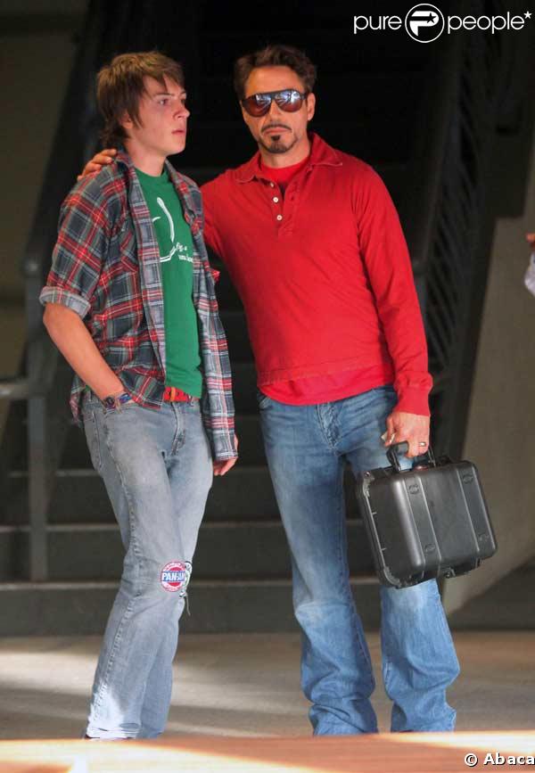 Main sur l'épaule, une forte complicité entre Robert Downey Jr. et son fiston ! 