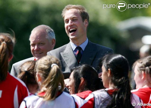    Le Prince William visite le club Kingshurst Sporting FC.     <span class=