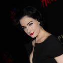 Dita Von Teese, une robe noire très décolletée et le charme opère...