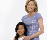 Claire Chazal pose pour la ligne de t-shirts vendus pour Toutes à l'école