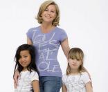 Claire Chazal pose pour la ligne de t-shirts vendus pour Toutes à l'école