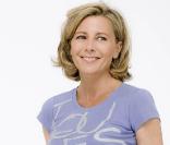 Claire Chazal pose pour la ligne de t-shirts vendus pour 